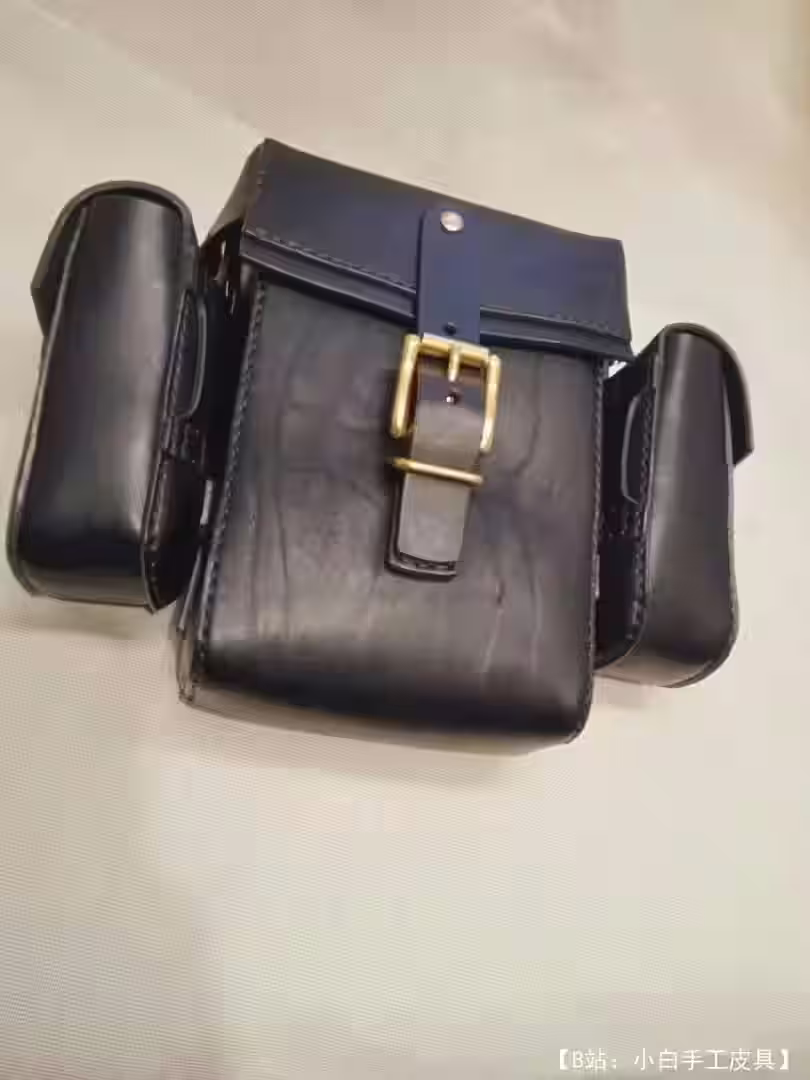 带有可拆卸侧袋的不寻常皮包的图案 - 1