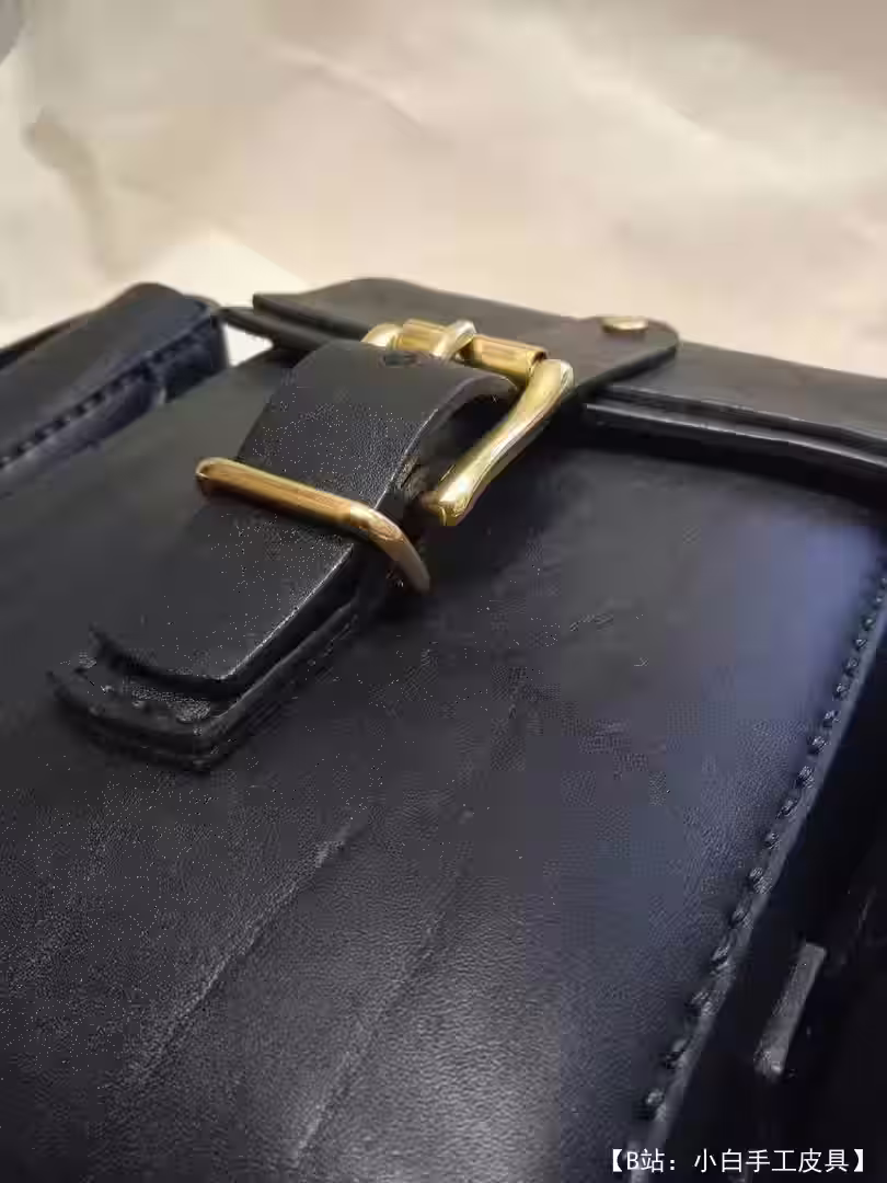 带有可拆卸侧袋的不寻常皮包的图案 - 6