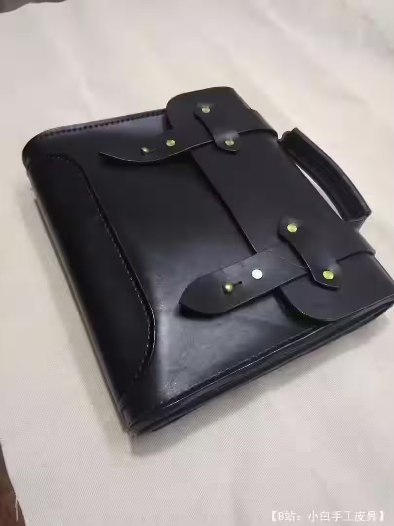 带按钮的皮革公文包图案 - 1