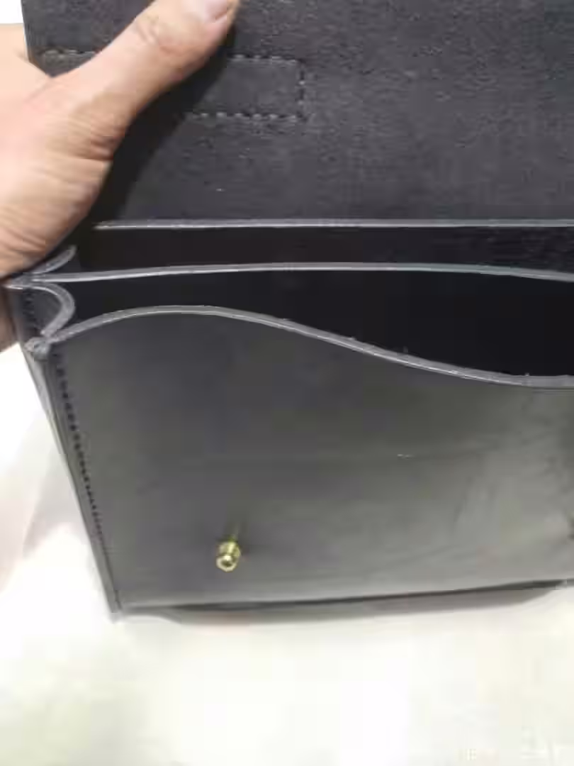 带按钮的皮革公文包图案 - 2