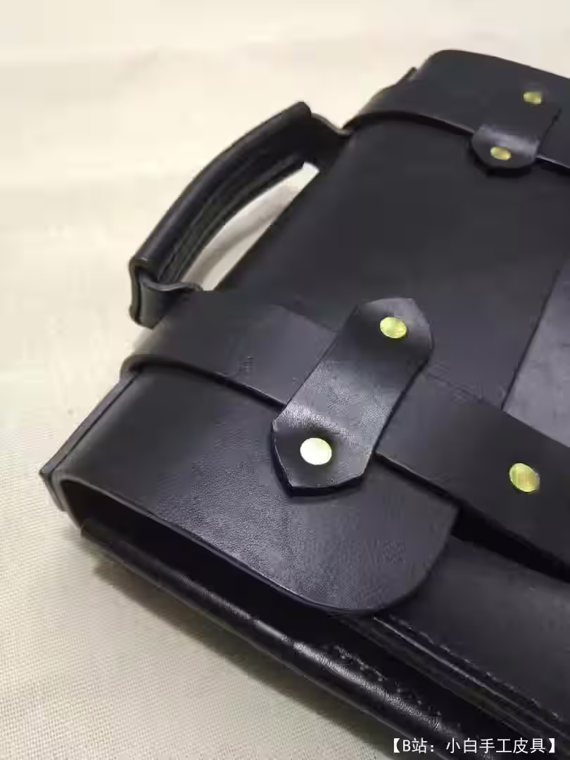 带按钮的皮革公文包图案 - 3