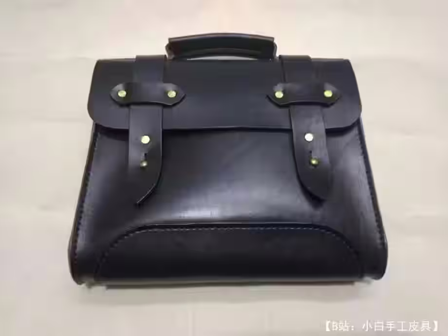 带按钮的皮革公文包图案 - 4
