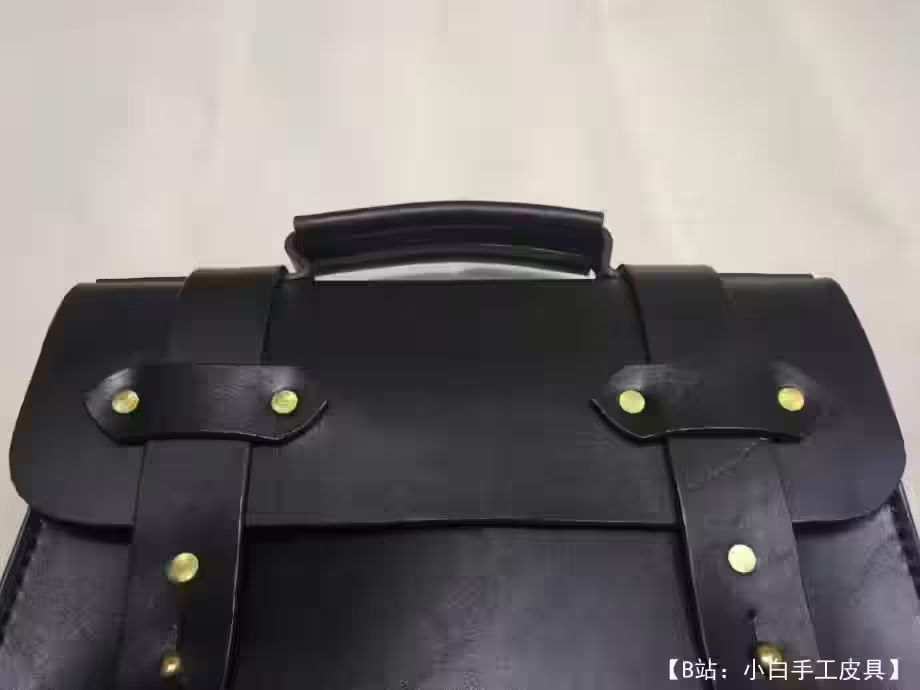 带按钮的皮革公文包图案 - 5