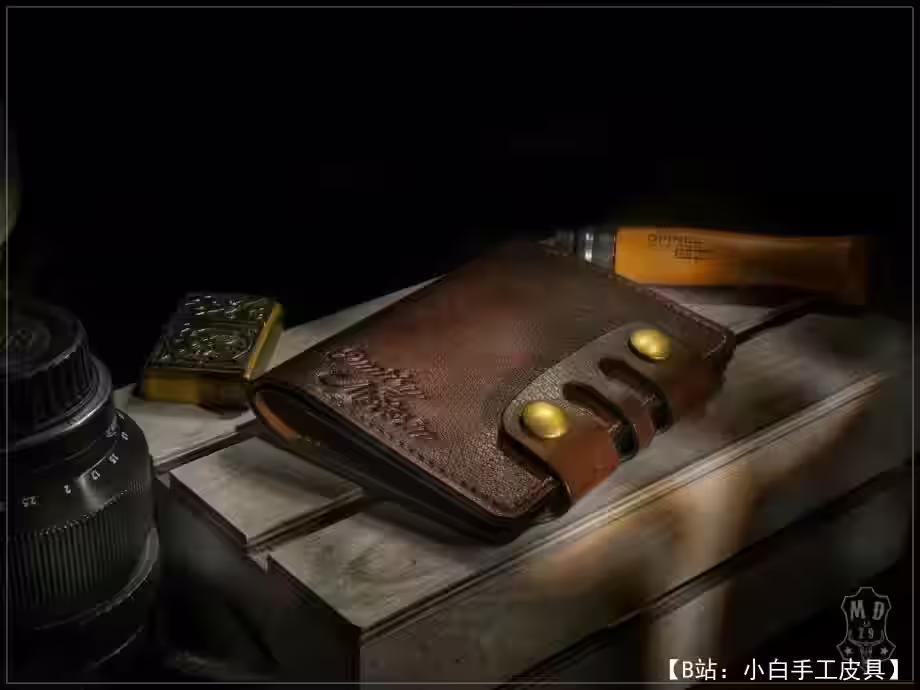 带铆钉的厚文件封面图案 - 1