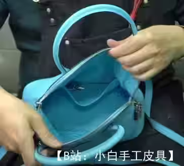 小号皮革女式手提包的图案 - 3