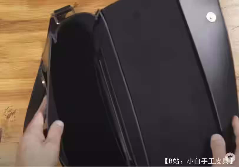 图案皮革邮差包/小号男士手提包 - 3