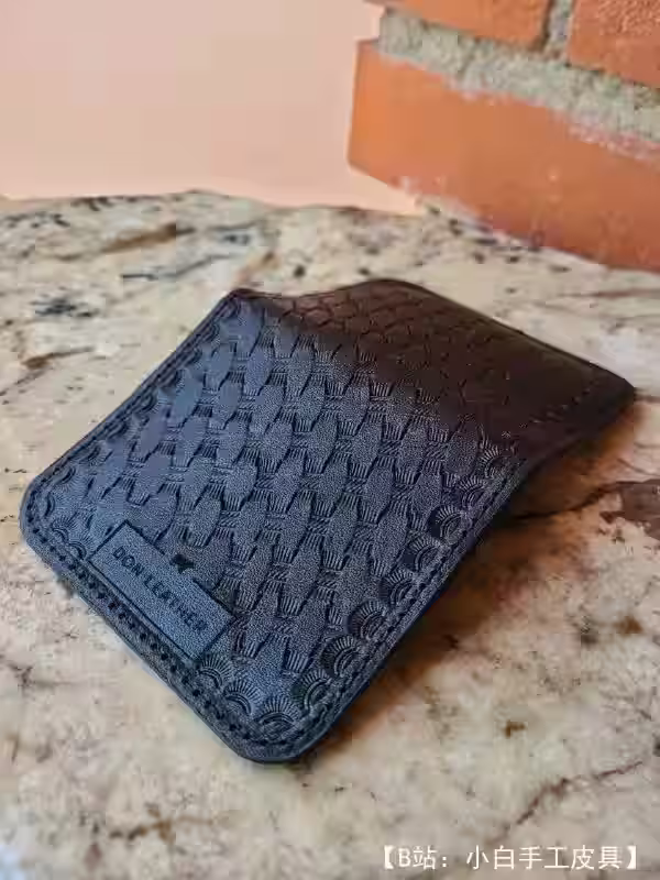 银行卡和名片的简单皮革双折卡夹的图案 - 1