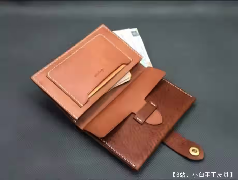 带按钮的皮革长钱包的图案 - 1