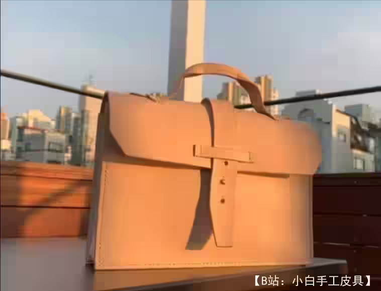 文件用经典皮革公文包的图案 - 1