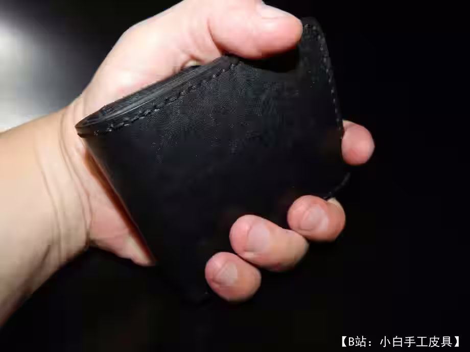 经典皮革双折钱包的图案，带现金隔层 - 1