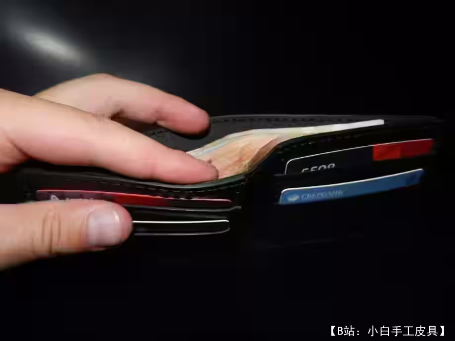 经典皮革双折钱包的图案，带现金隔层 - 2