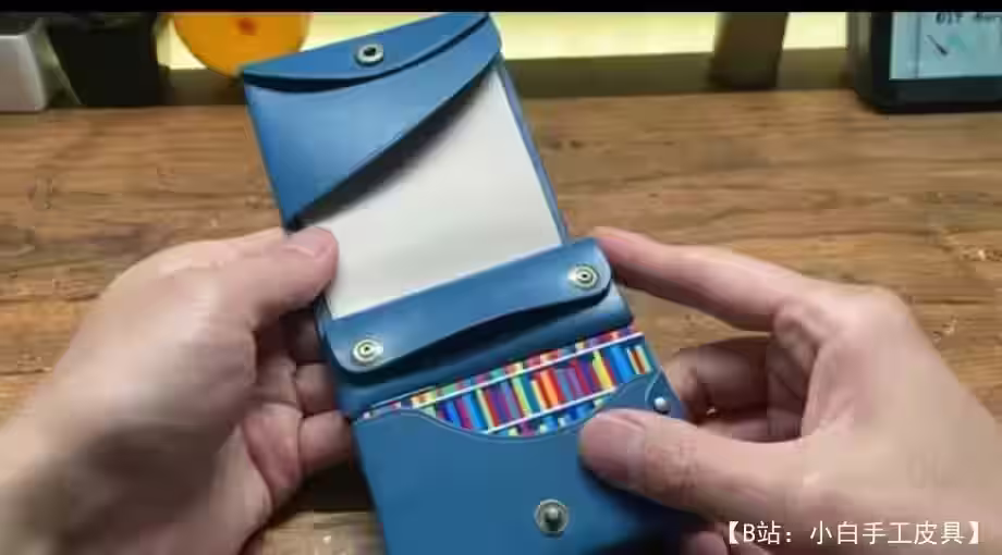 带硬币隔层的小双折皮革钱包的图案 - 1