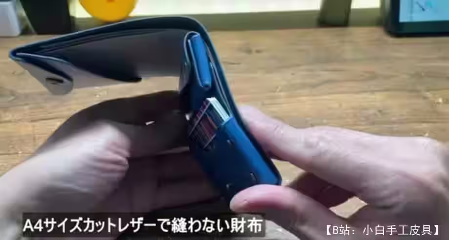 带硬币隔层的小双折皮革钱包的图案 - 2