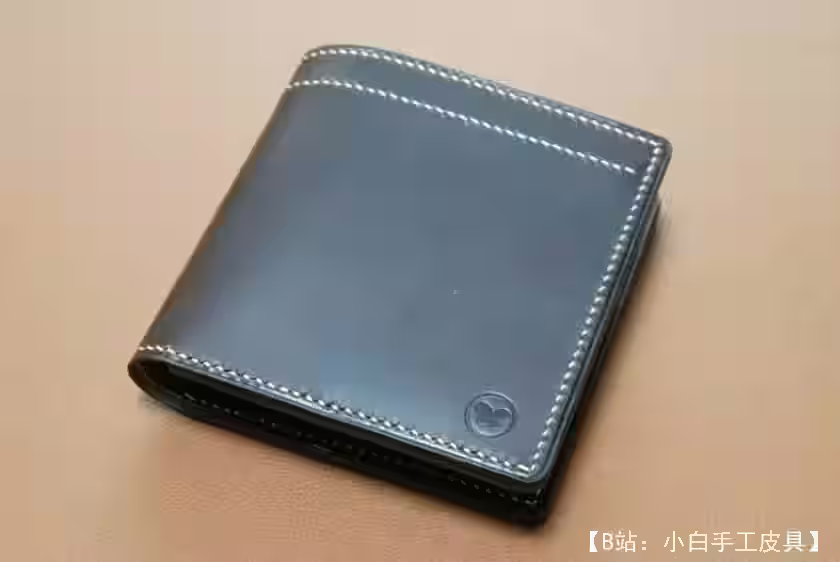 银行卡和现金的双折图案 - 1