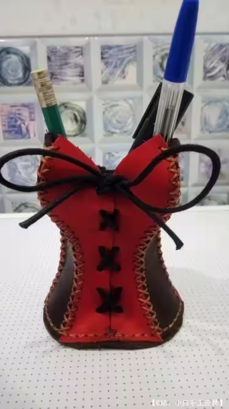 桌子上钢笔皮革支架的图案，采用女性紧身胸衣的形式 - 1