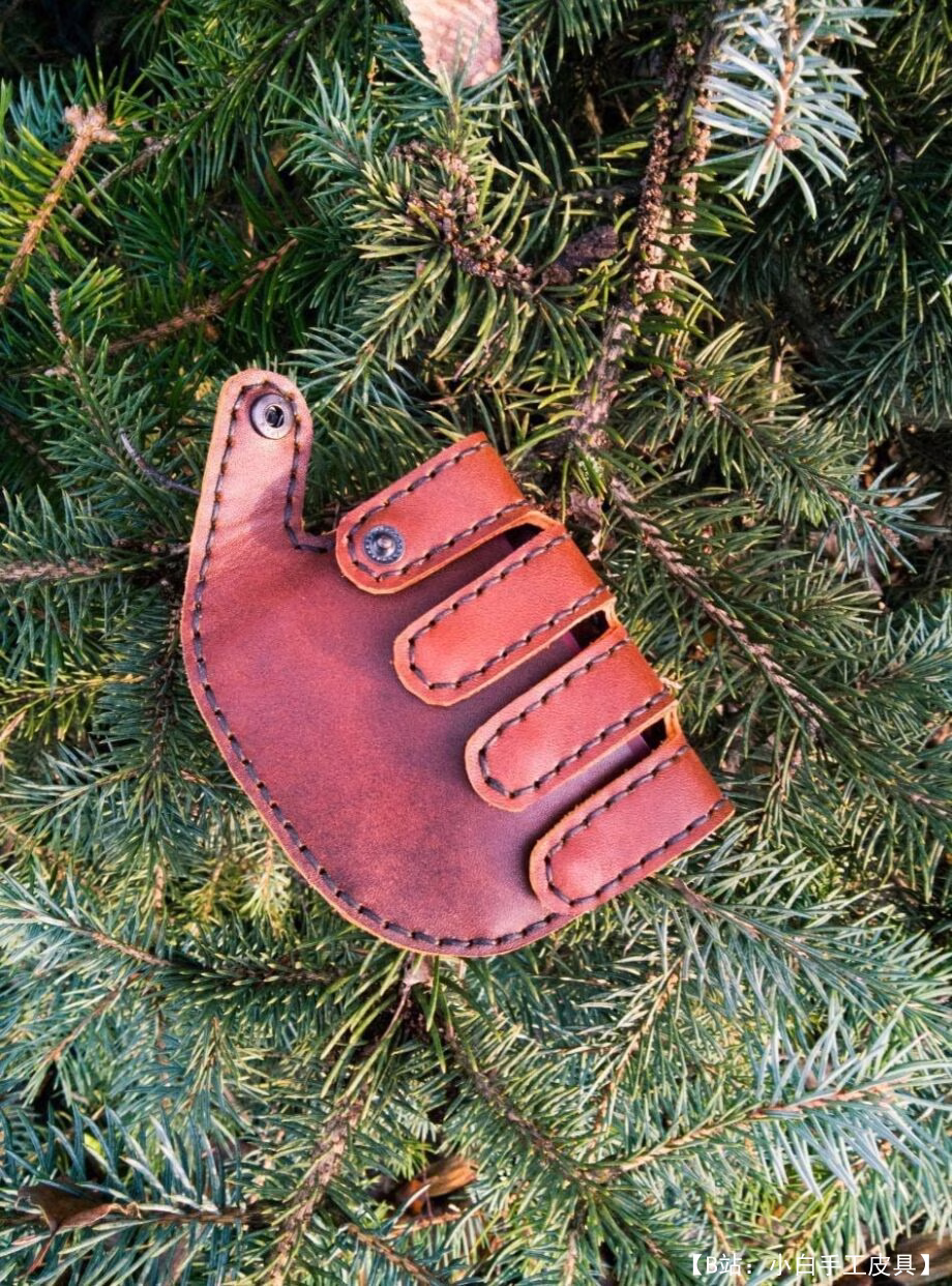 带按钮的手（拳头）形式的皮革钱包卡夹图案 - 1