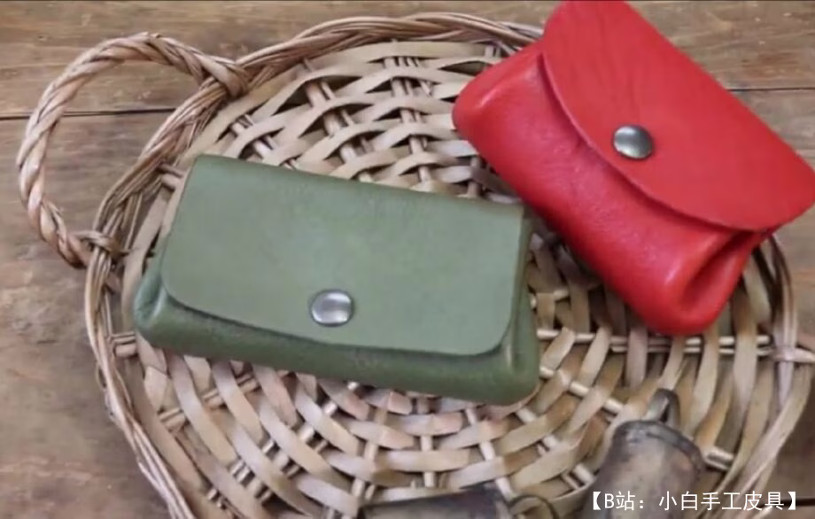 带小零钱按钮的皮革钱包图案 - 1