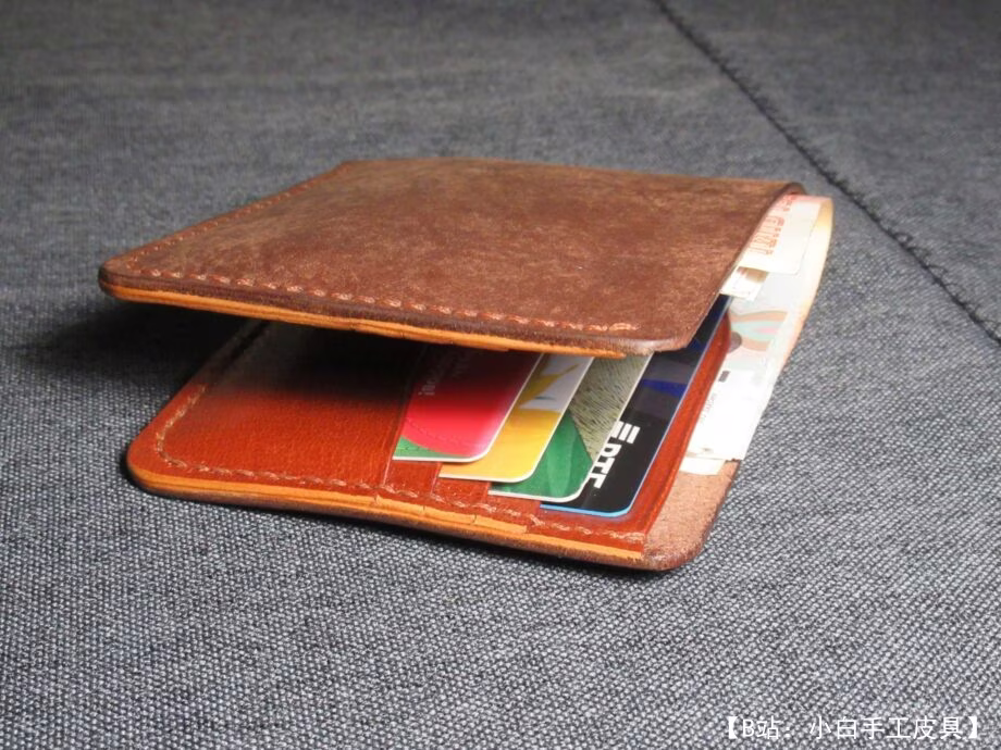 经典皮革双折钱包图案可容纳 8 张银行卡和钞票 - 1