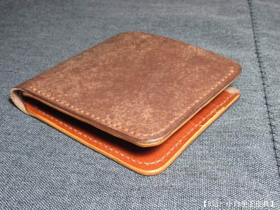经典皮革双折钱包图案可容纳 8 张银行卡和钞票 - 2