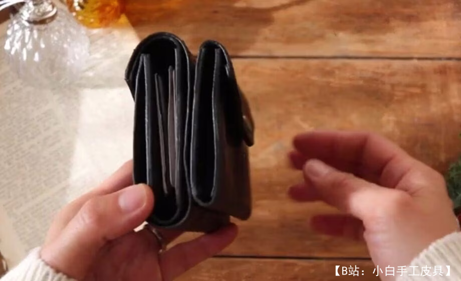 带按钮的皮革钱包的图案 - 2