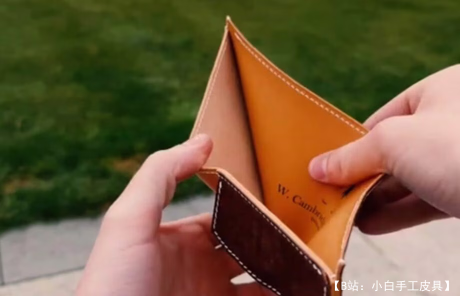 经典双折皮革钱包的图案，用于银行卡，带硬币隔层 - 1