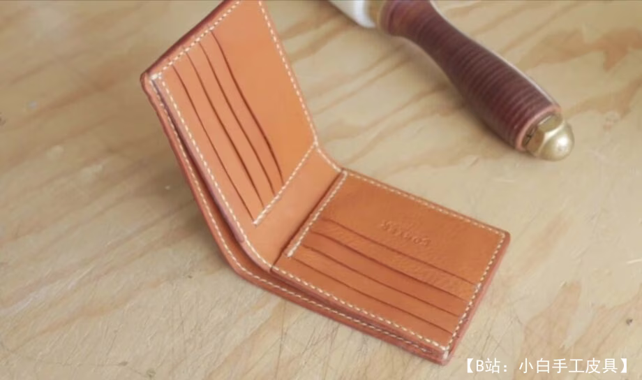 经典简约皮革双折图案，带有大量银行卡隔层 - 2