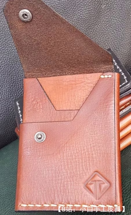 带卡片按钮的皮革钱包卡夹图案 - 1