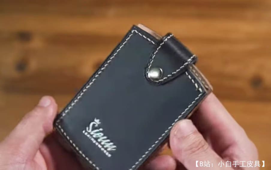 按钮上多张卡片（手风琴）的皮革卡夹图案 - 1