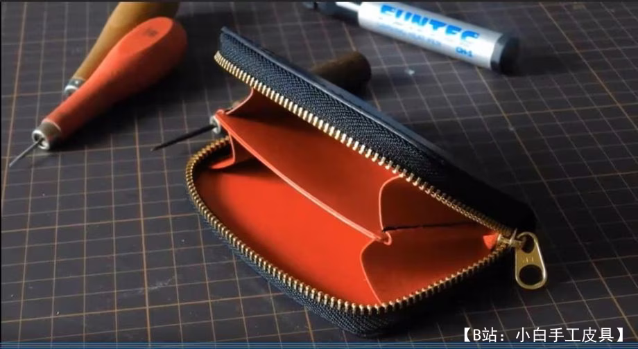 小号拉链图案皮革钱包 - 1