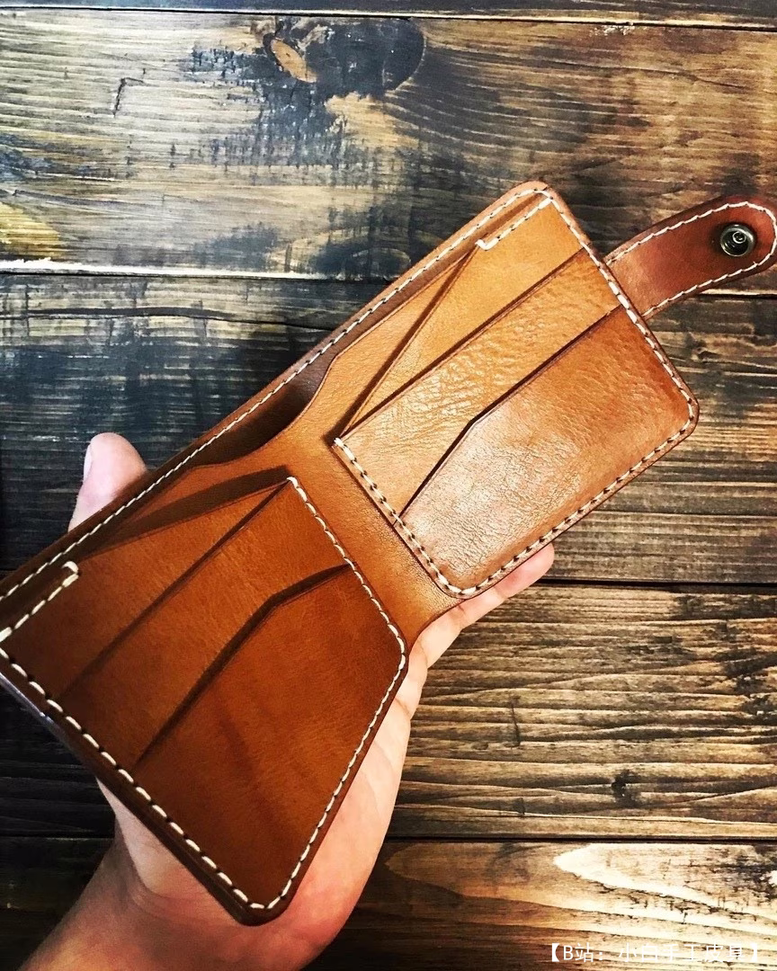 带硬币夹和按钮的皮革双折图案 - 2