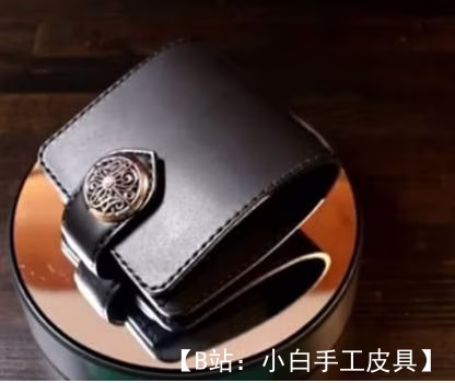 带按钮的双折皮革钱包图案 - 1