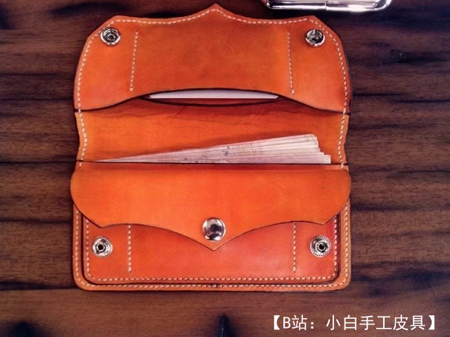 带钞票和卡片按钮的皮革长钱包图案 - 1