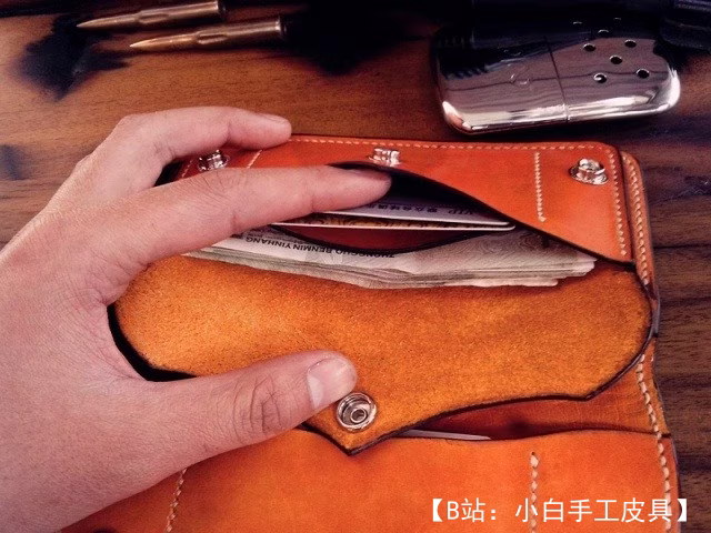 带钞票和卡片按钮的皮革长钱包图案 - 2