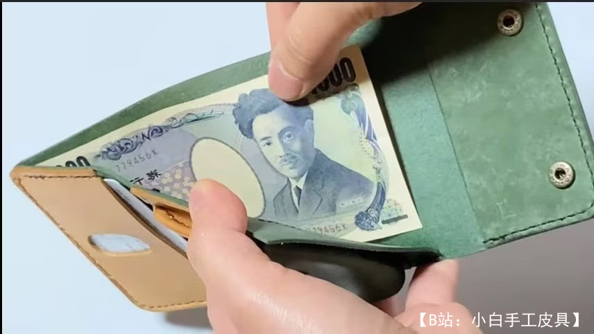 带按钮的三折皮革钱包图案，带钞票和硬币隔层 - 3