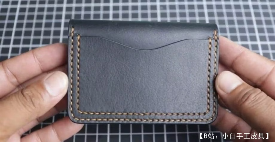 带纽扣的薄皮革卡夹图案 - 2