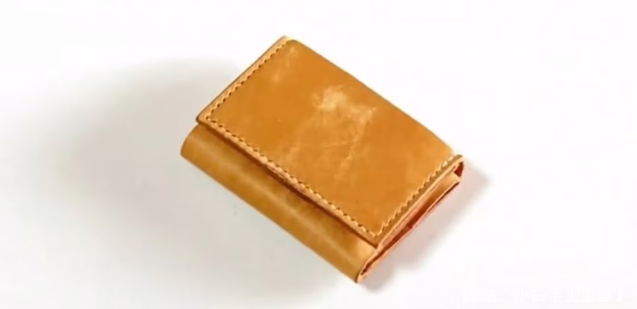 带硬币隔层的皮革三折钱包的图案 - 1