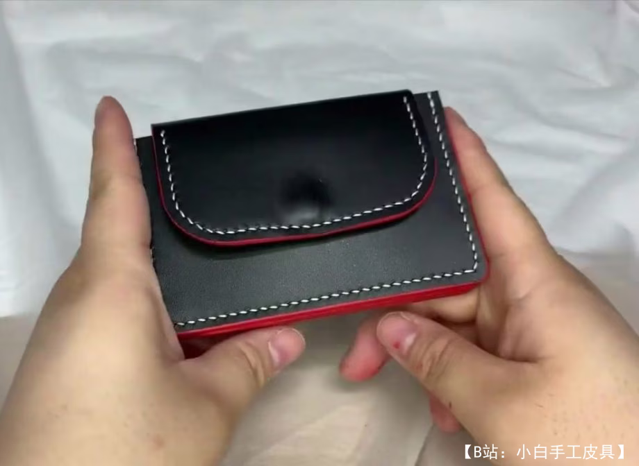 中间有铆钉的皮革手风琴钱包的图案，可供零钱使用 - 1