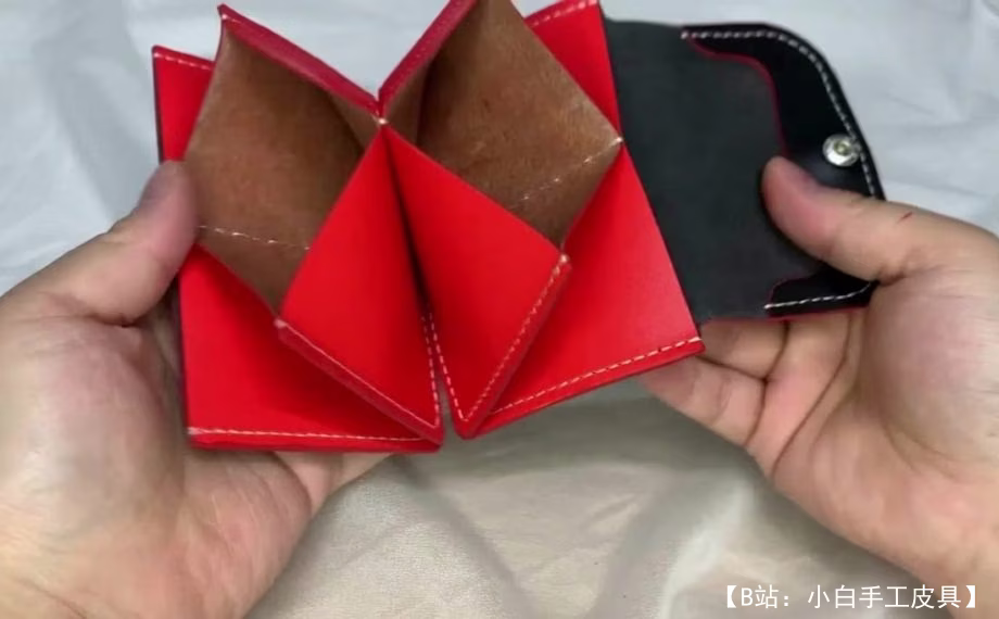 中间有铆钉的皮革手风琴钱包的图案，可供零钱使用 - 2