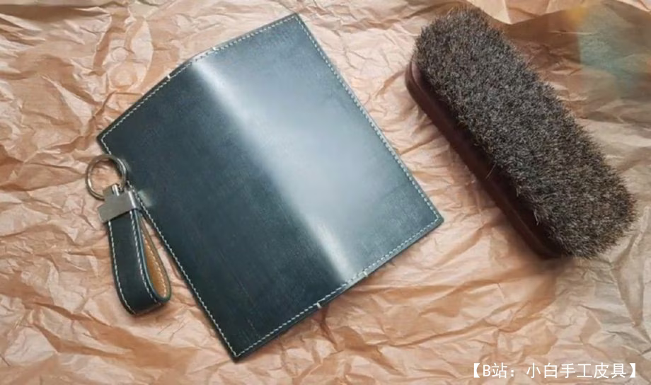 由薄皮革制成的较长图案 - 1