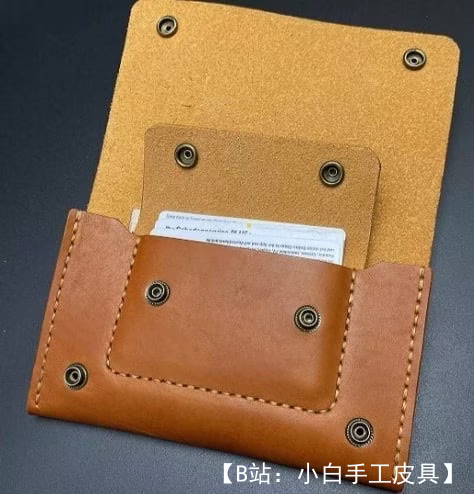 带按钮和翻盖的简单钱包的图案 - 1