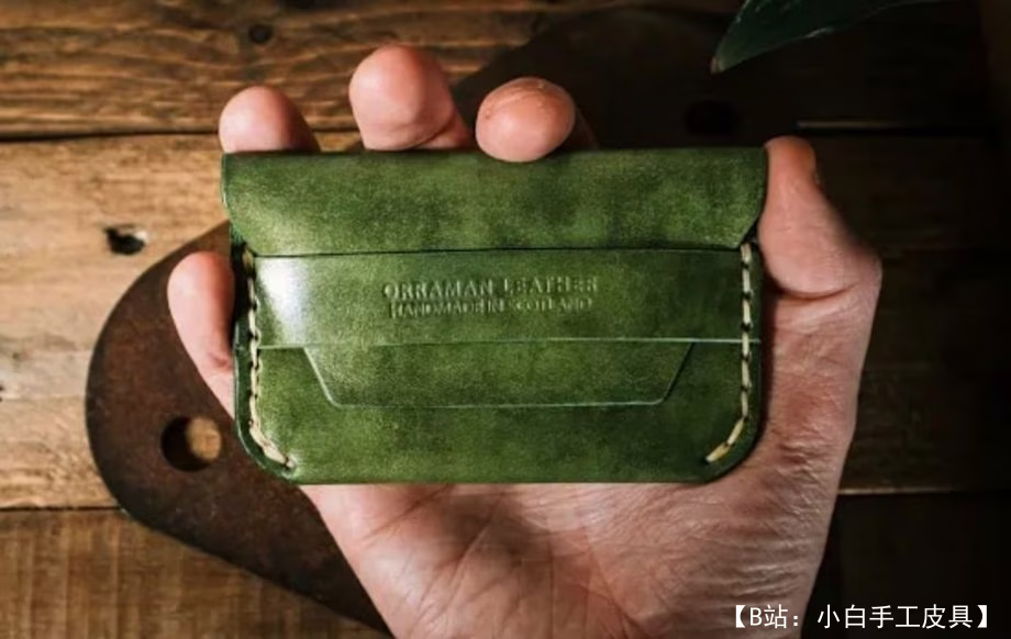 翻盖上有皮革卡夹图案 - 1