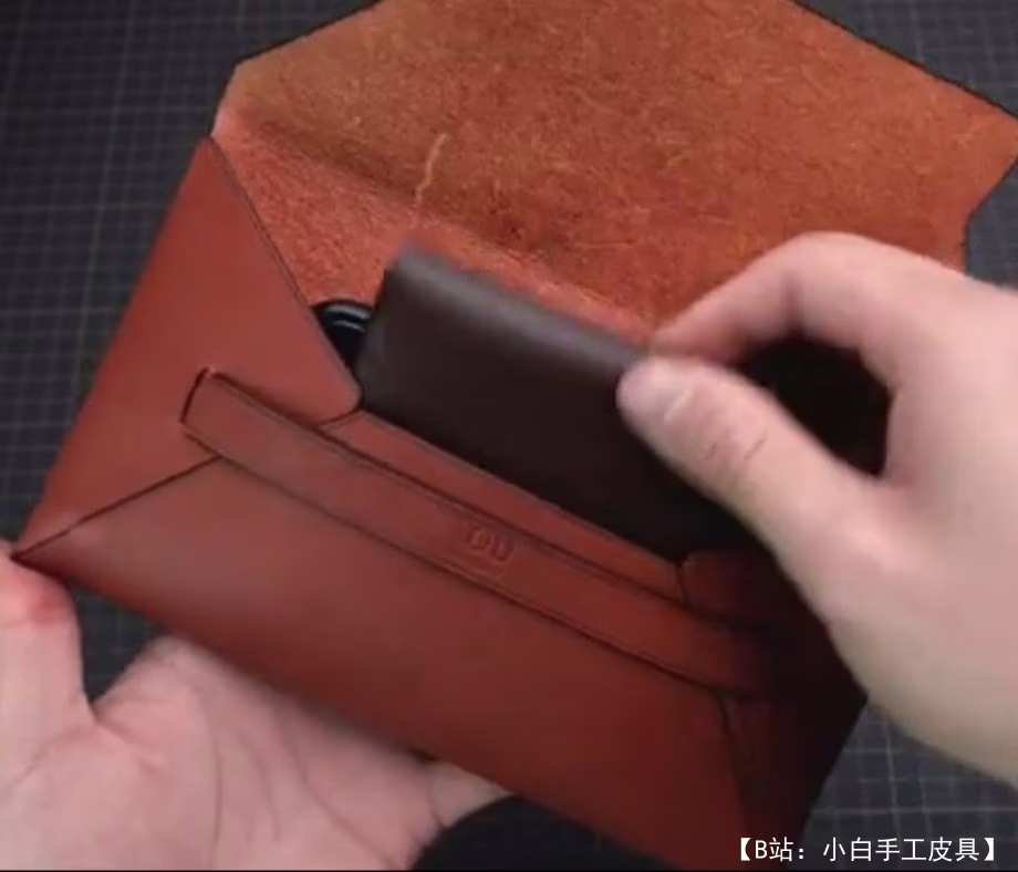 一种较长的小皮革图案，带有一个可存放智能手机和现金的隔层 - 3