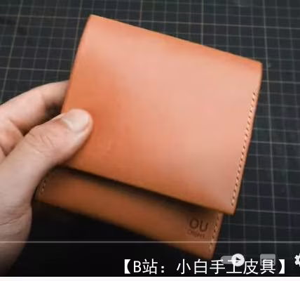 用于存放卡片和钞票的双折皮革钱包的图案。不寻常的格式和外观 - 1