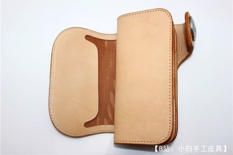 带按钮的有趣皮革钱包的图案 - 1