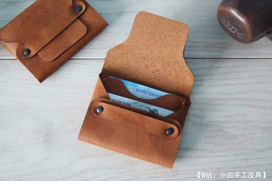 带翻盖图案的皮革卡夹 - 1