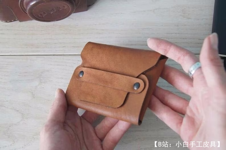 带翻盖图案的皮革卡夹 - 2