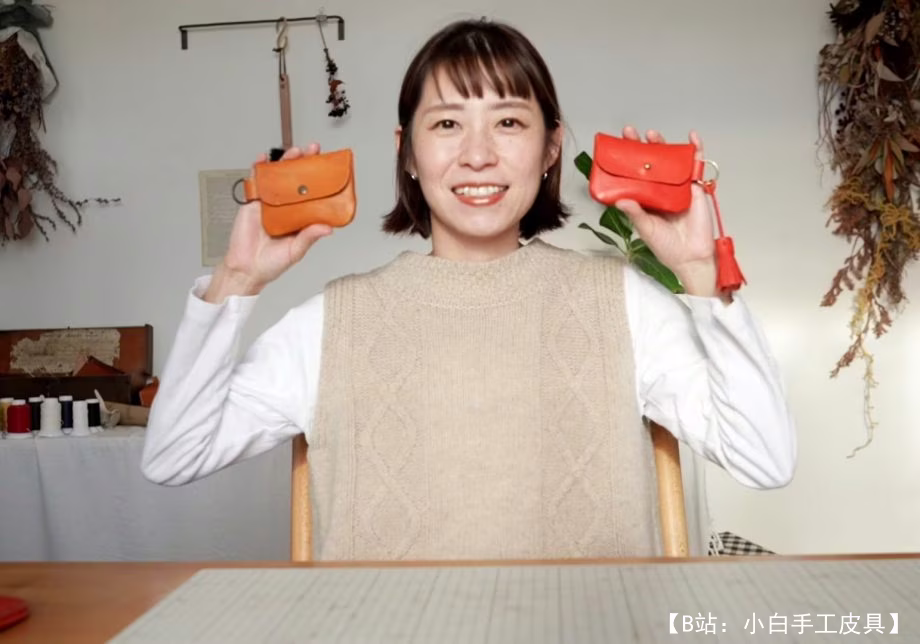 用皮革碎片制作的带按钮的钱包图案 - 1