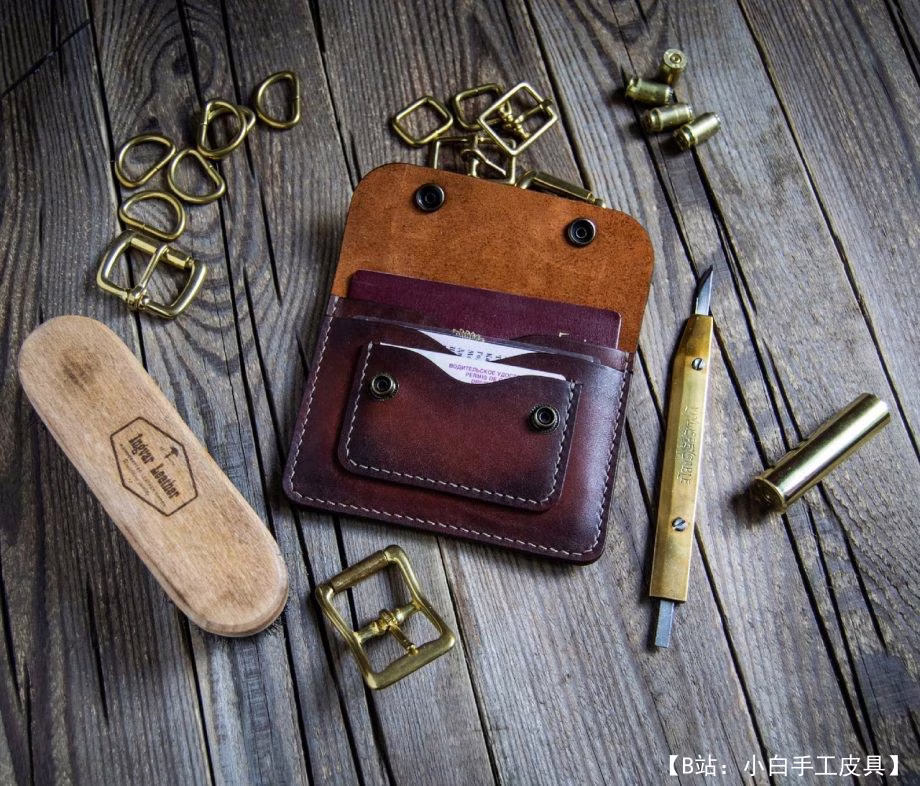 带有按钮的简单持卡人图案，带有用于卡片和文件的翻盖 - 1