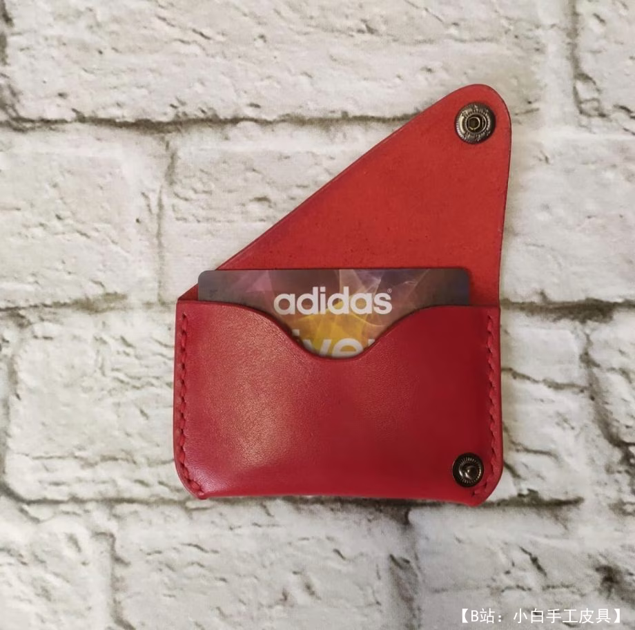 带纽扣的图案皮革卡夹 - 1