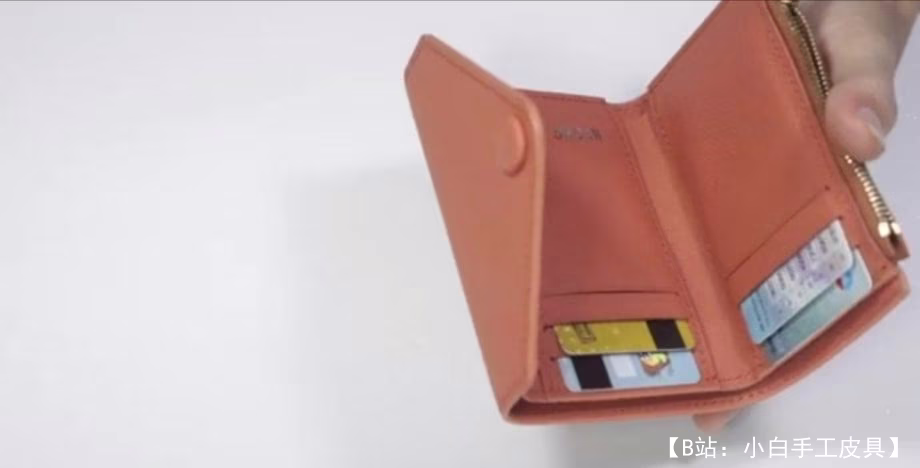 带卡片按钮的女士皮革钱包图案 - 3